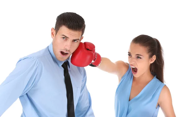 Mujer en guantes de boxeo golpeando hombre de negocios — Foto de Stock