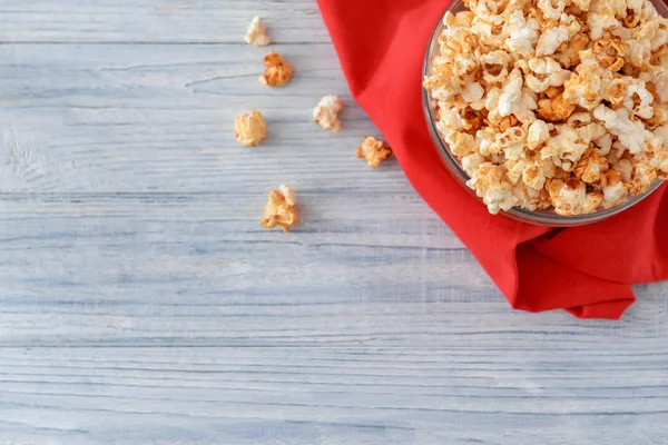 Cuenco con sabrosas palomitas de caramelo — Foto de Stock