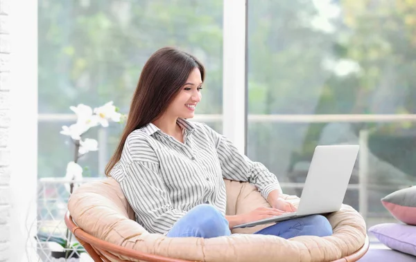 Mujer joven con portátil moderno — Foto de Stock