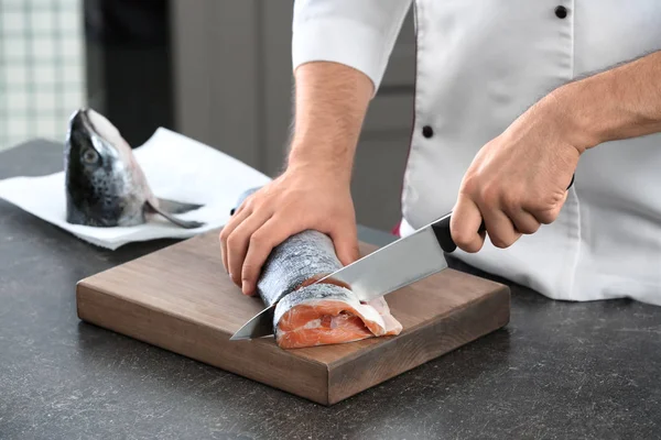 Chef che taglia salmone fresco in cucina — Foto Stock