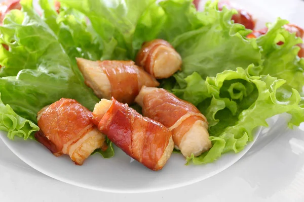 Poulet emballé au bacon dans une assiette — Photo