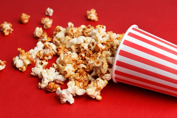 Paper cup with caramel popcorn — Stock Photo, Image