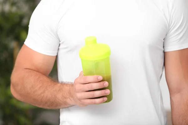 Homem segurando garrafa com batido de proteína — Fotografia de Stock