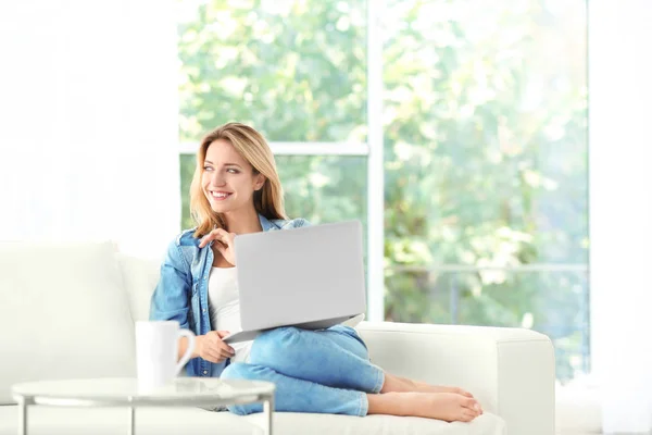 Jovem mulher com laptop moderno — Fotografia de Stock