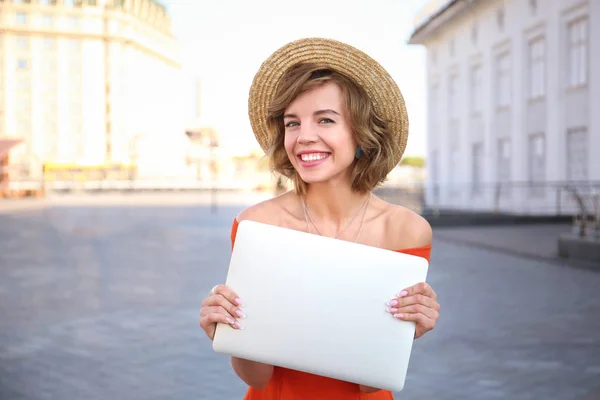Jovem mulher com laptop, — Fotografia de Stock