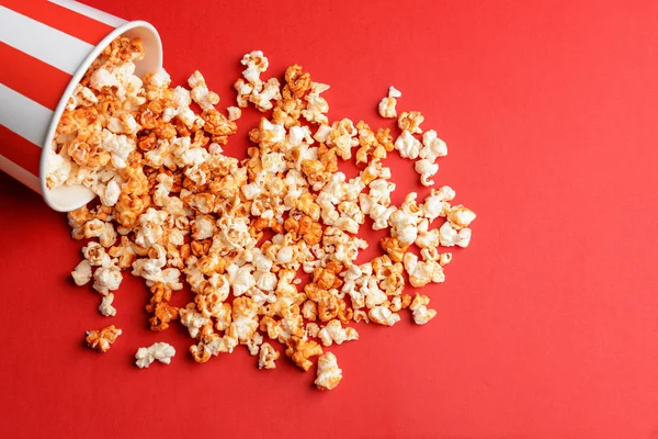 Przewrócone kubek z smaczne popcorn karmelowy — Zdjęcie stockowe