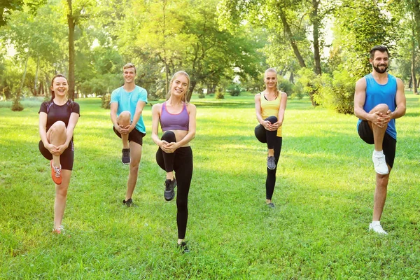 Formación de grupos de jóvenes en el parque — Foto de Stock