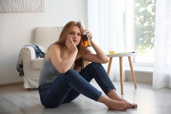 Mladá žena pije alkohol — Stock fotografie