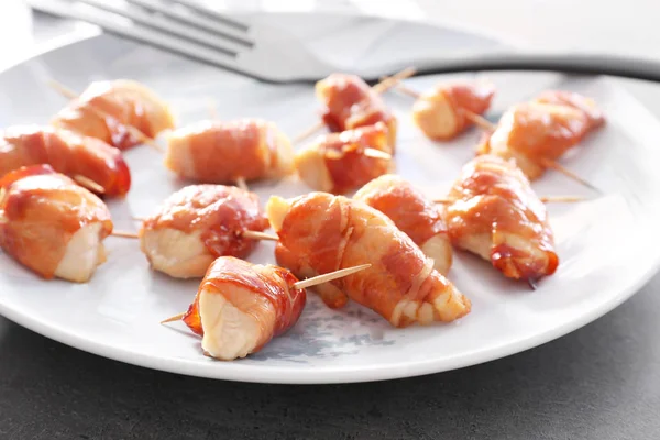 Bacon wrapped kip op plaat — Stockfoto