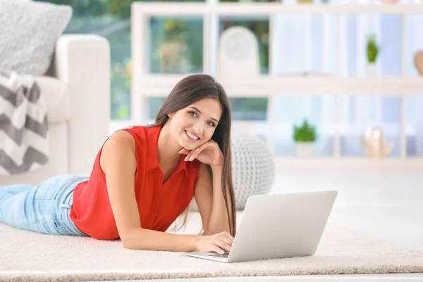 Jeune femme avec ordinateur portable moderne — Photo