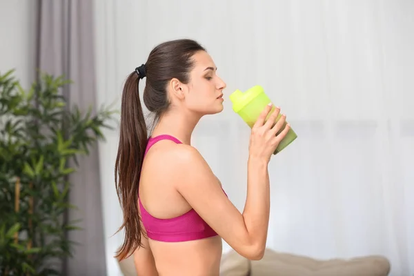 Kvinnan dricka proteinshake — Stockfoto