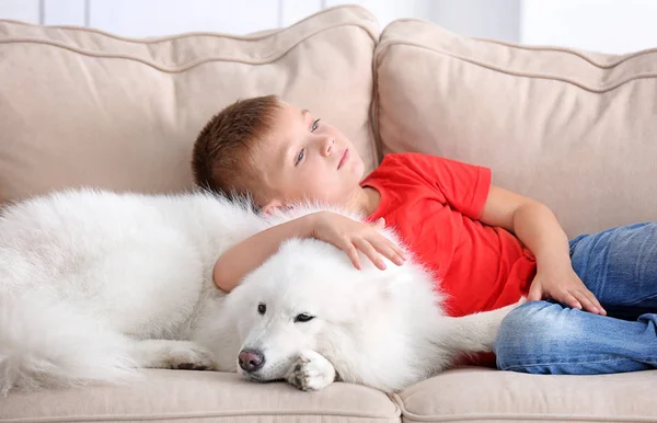 Petit garçon avec chien — Photo