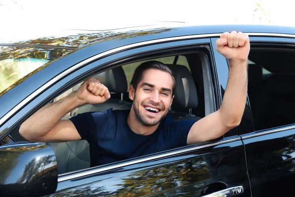 Uomo sul sedile del conducente dell'auto — Foto Stock