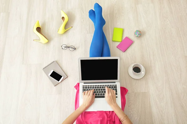 Jovem blogueiro de beleza usando laptop enquanto sentado no chão — Fotografia de Stock