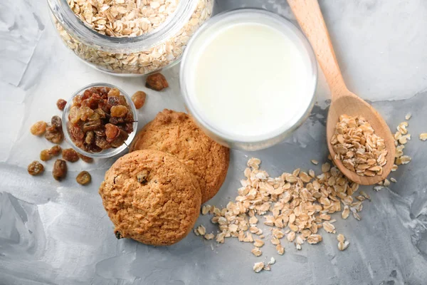 Kue oatmeal lezat dengan kismis dan segelas susu — Stok Foto