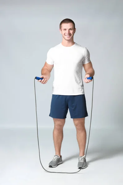 Молодий чоловік зі стрибками мотузкою — стокове фото