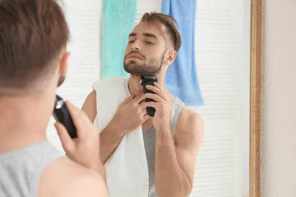 Morgen schöner junger Mann rasiert sich im Badezimmer — Stockfoto