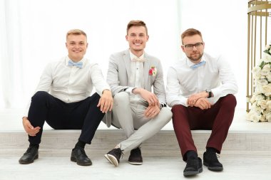 Mutlu yakışıklı damat ile en iyi adam düğün günü, kapalı