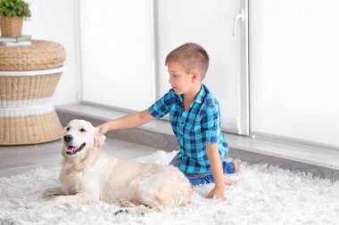 köpek olan küçük çocuk