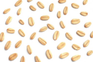 Beyaz arkaplanda çiğ yulaf ezmesi