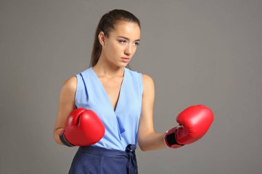 Boks eldivenli genç kadın