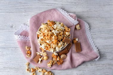 Karamelli patlamış mısır ve şeker ile kase