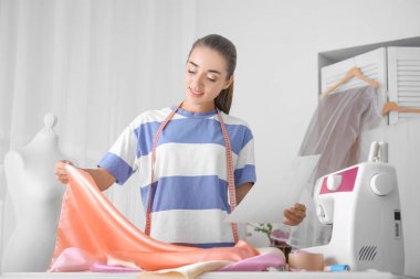 Atölye genç needlewoman