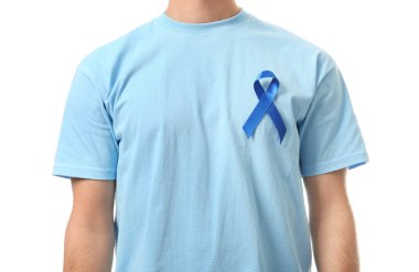 mavi kurdele ile t-shirt giyen adam 