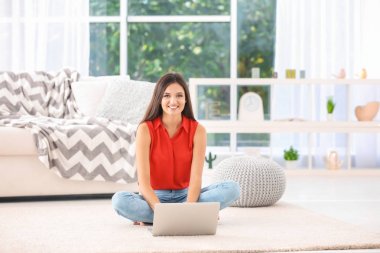 modern dizüstü olan kadın