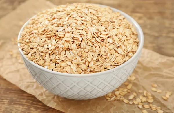 Masada çiğ yulaf ezmesi ile kase