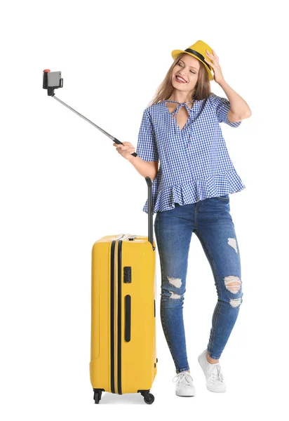 Atractiva turista femenina tomando selfie sobre fondo blanco — Foto de Stock