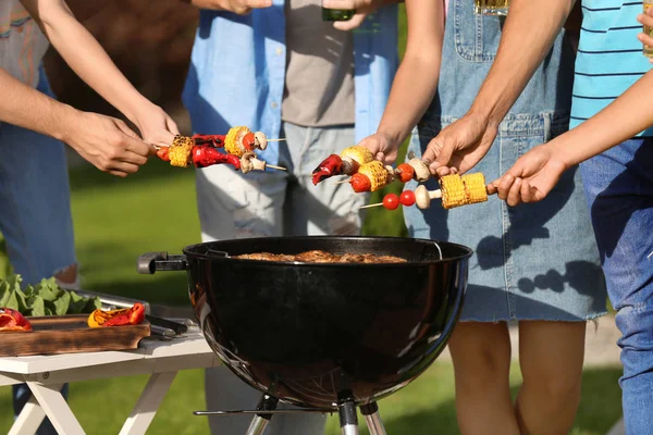 Young friends having barbecue party in garden — Stock Photo, Image