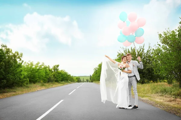 Bella coppia il giorno del matrimonio — Foto Stock