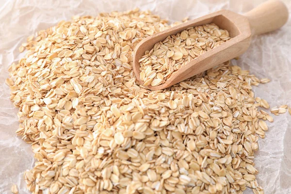 Harina de avena cruda y cucharada en la mesa —  Fotos de Stock