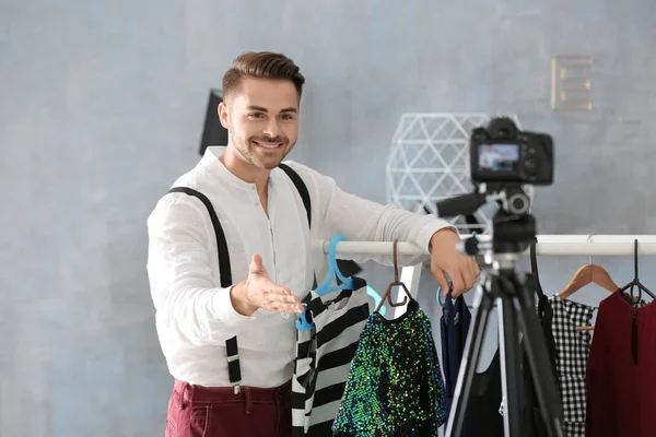 Fashion blogger recording video — Stock Photo, Image