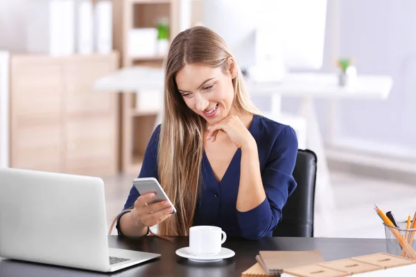 Ung kvinna med hjälp av smartphone — Stockfoto