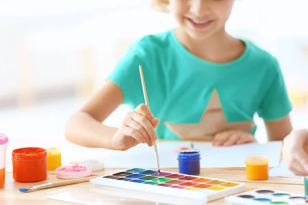 Cute girl painting picture — Stock Photo, Image