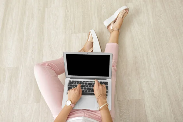 Femeie tânără folosind laptop — Fotografie, imagine de stoc