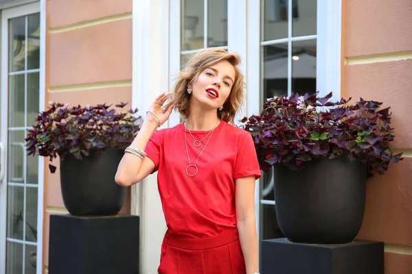 Mujer joven en ropa brillante — Foto de Stock