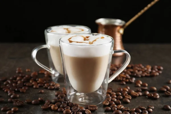 Γυάλινα κύπελλα με latte macchiato — Φωτογραφία Αρχείου