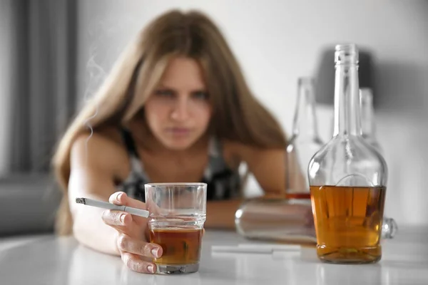 Junge Frau trinkt Alkohol — Stockfoto