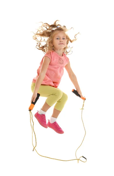 Menina bonito pulando corda no fundo branco — Fotografia de Stock