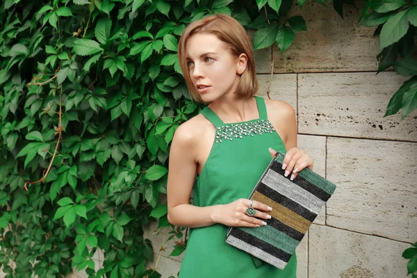 Молода стильна жінка в зеленій сукні, на відкритому повітрі — стокове фото