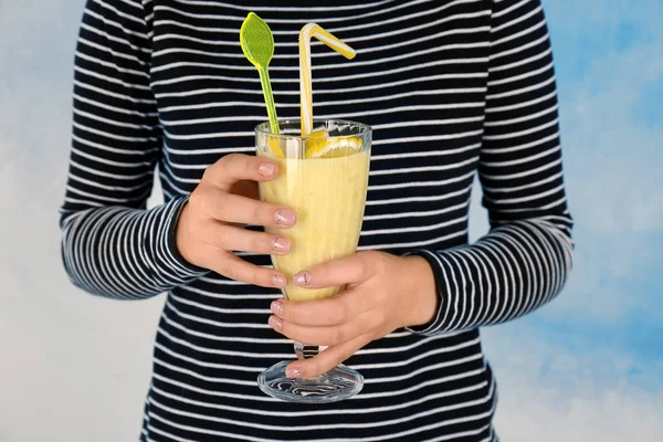 Donna che tiene il bicchiere con frullato di limone — Foto Stock
