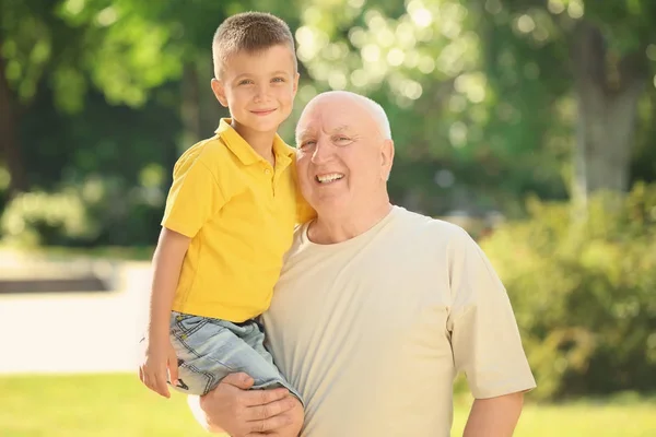 Glücklicher Senior mit Enkel im Park — Stockfoto