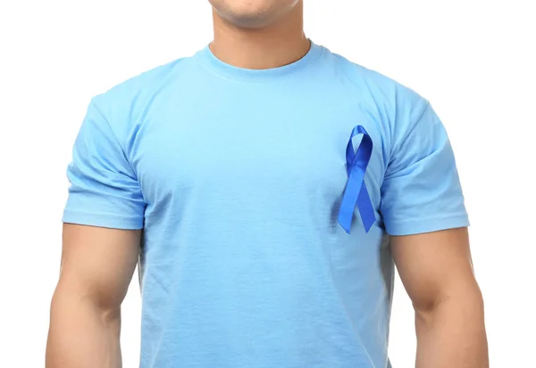 Giovane uomo che indossa t-shirt con nastro blu su sfondo bianco. Concetto di sensibilizzazione sul cancro alla prostata — Foto Stock