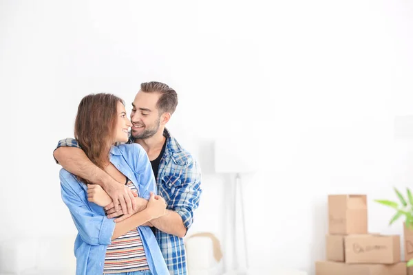 Joven feliz pareja en nuevo hogar — Foto de Stock