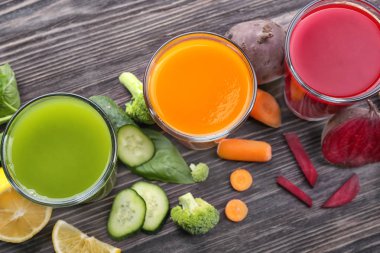 çeşitli taze sıkılmış meyve suları ve malzemeler 