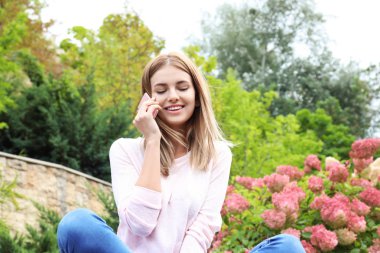 Cep telefonundan konuşan kadın