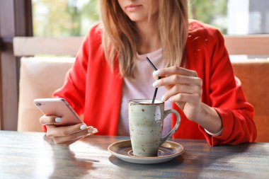 Cep telefonu olan kadın.